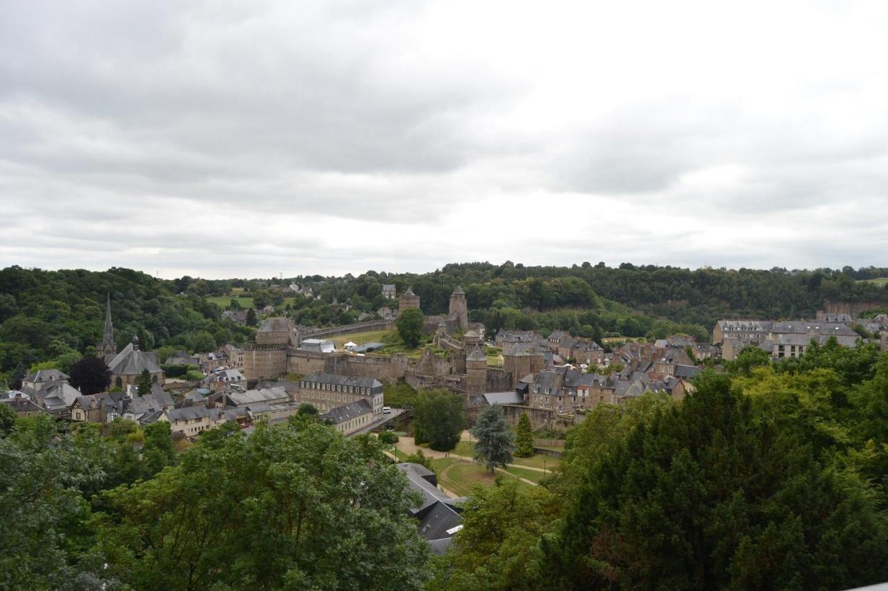 Mercier De Montigny - Les Chambres Du Beffroi - Spa Et Massage Fougères Esterno foto