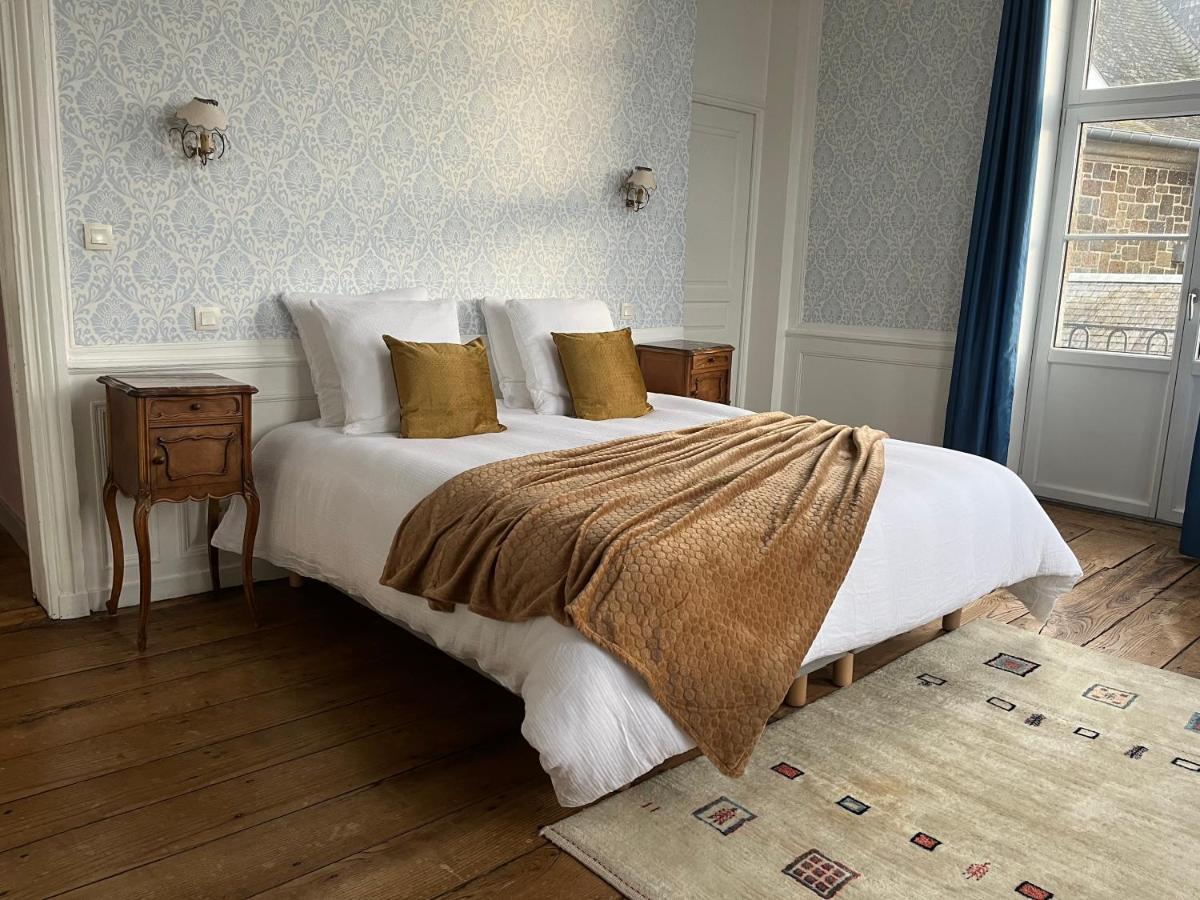Mercier De Montigny - Les Chambres Du Beffroi - Spa Et Massage Fougères Esterno foto