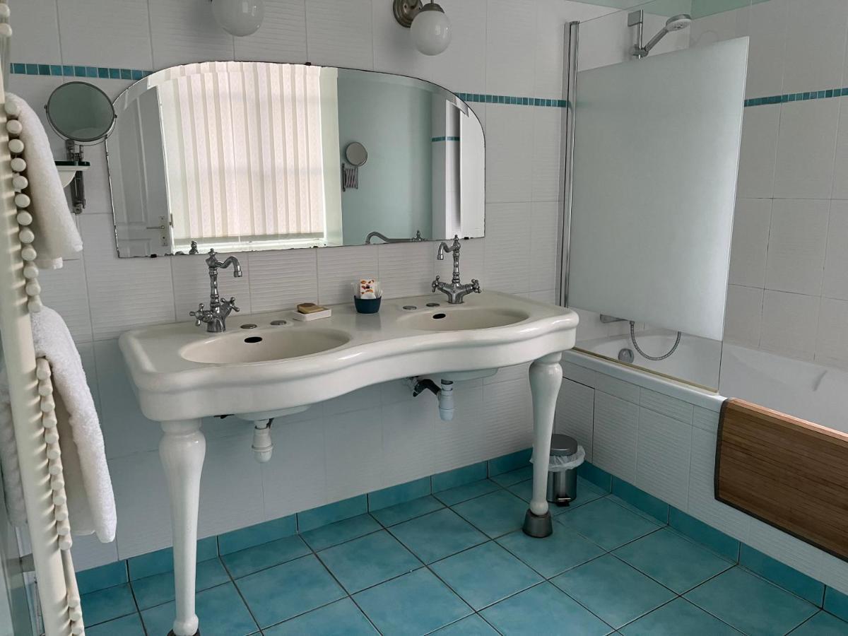 Mercier De Montigny - Les Chambres Du Beffroi - Spa Et Massage Fougères Esterno foto