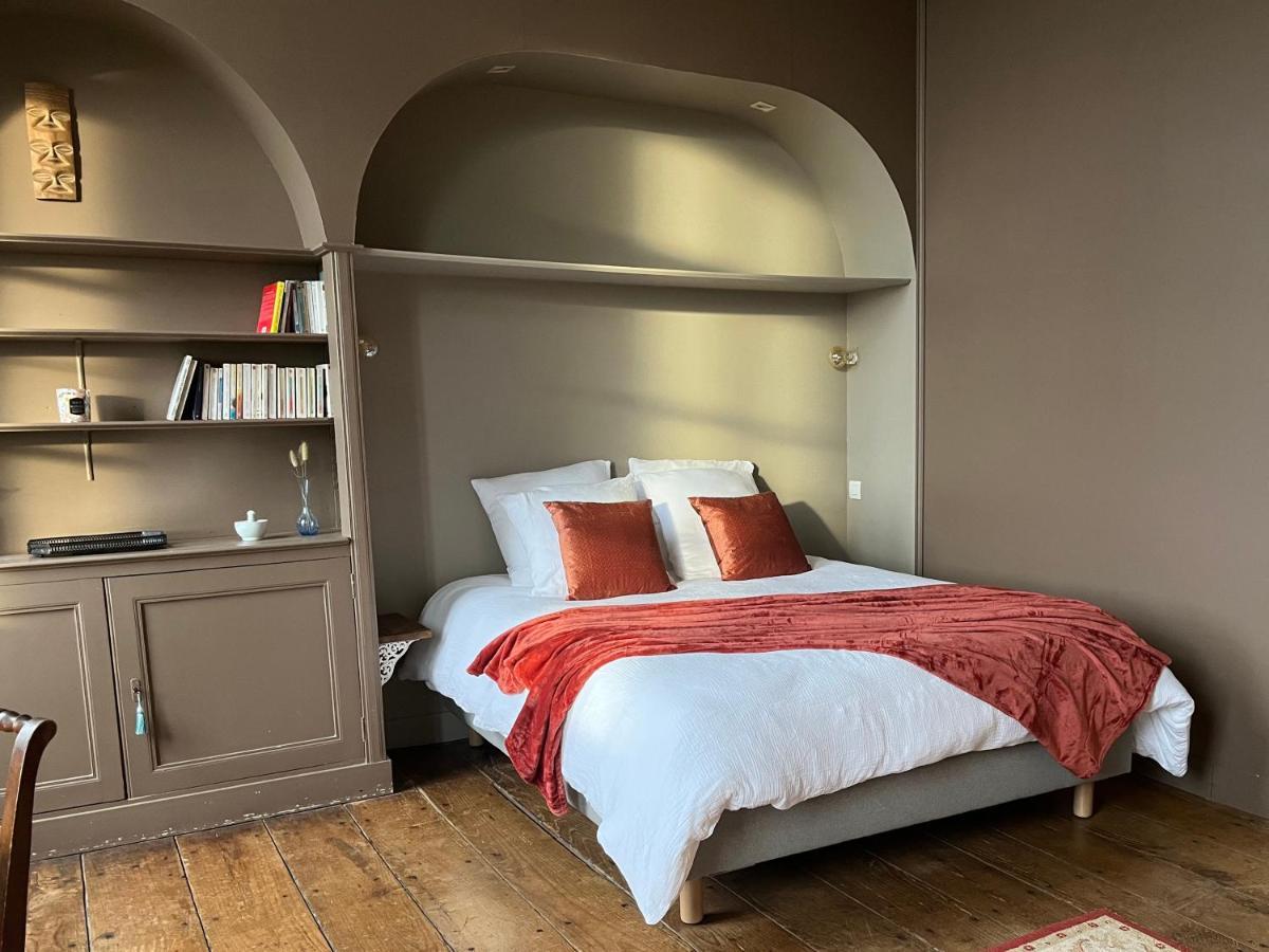 Mercier De Montigny - Les Chambres Du Beffroi - Spa Et Massage Fougères Esterno foto