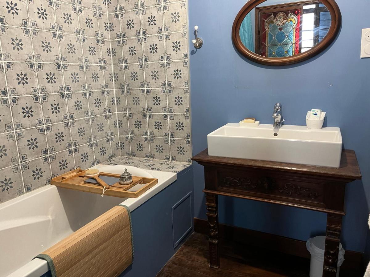 Mercier De Montigny - Les Chambres Du Beffroi - Spa Et Massage Fougères Esterno foto