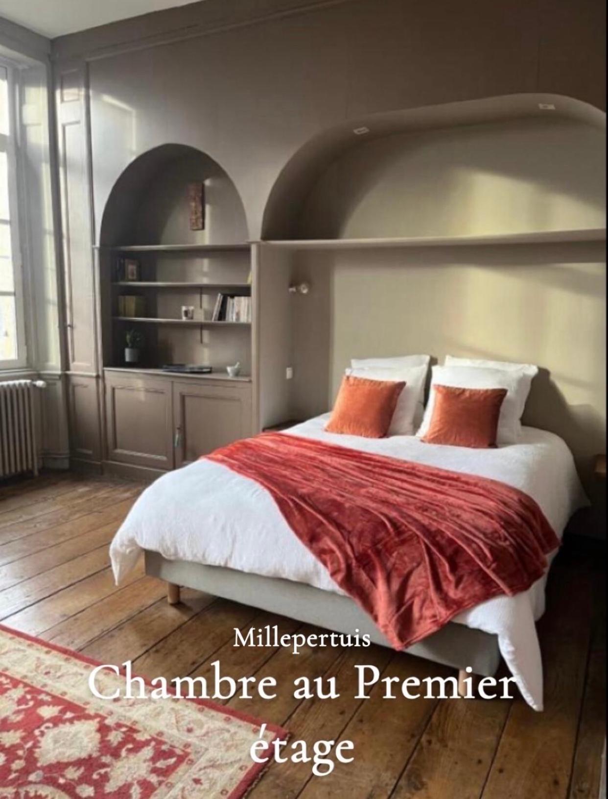Mercier De Montigny - Les Chambres Du Beffroi - Spa Et Massage Fougères Esterno foto